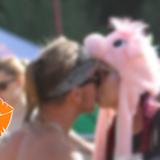 Zwei Menschen küssen sich auf einem Hintergrund. (Foto: UNSERDING)