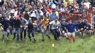 Das Cheese Rolling Festival. Gloucester, England  (Foto: dpa / Neil Munns)