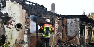Löscharbeiten der Feuerwehr nach einem Wohnhausbrand in Burbach (Foto: BeckerBredel)