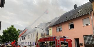 Feuer in einem Mehrfamilienhaus in Dudweiler. (Foto: SR/Felix Alsfasser)