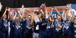 Jubel beim Badminton-Meister 1. BC Bischmisheim. (Foto: Sven Heise)