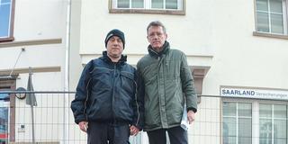 Kampfmittelexperte Uwe Diener und Bürgermeister Peter Klär mit der entschärften Fliegerbombe.  (Foto: Kreisstadt St. Wendel / Josef Boneberger )