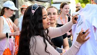 Zoe Wees unterschreibt ein T-Shirt (Foto: SR/Ferien Open Air)