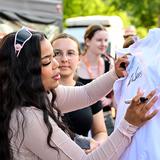 Zoe Wees unterschreibt ein T-Shirt (Foto: SR/Ferien Open Air)