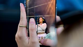 Ein Handy filmt Zoe Wees auf der Bühne (Foto: SR/Ferien Open Air)