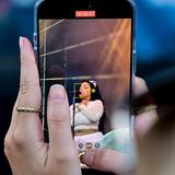 Ein Handy filmt Zoe Wees auf der Bühne (Foto: SR/Ferien Open Air)
