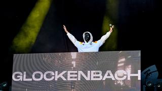 Ein DJ mit Maske steht an seinem Pult (Foto: SR/Dirk Guldner)