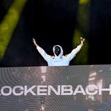 Ein DJ mit Maske steht an seinem Pult (Foto: SR/Dirk Guldner)