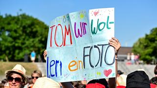 Schild mit der Aufschrift "Tom wir wollen ein Foto" (Foto: Sr/Dirk Guldner)