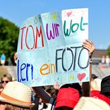 Schild mit der Aufschrift "Tom wir wollen ein Foto" (Foto: Sr/Dirk Guldner)