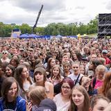 Fans beim Auftritt von Lukas Rieger beim SR Ferien Open Air in St. Wendel (Foto: Dirk Guldner)