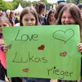 Fans beim Auftritt von Lukas Rieger beim SR Ferien Open Air in St. Wendel (Foto: Dirk Guldner)