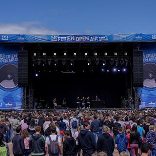 Fans beim Auftritt von Lukas Rieger beim SR Ferien Open Air in St. Wendel (Foto: Dirk Guldner)