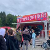 Viele Menschen stehen Schlange vor einem Stand. (Foto: UNSERDING)