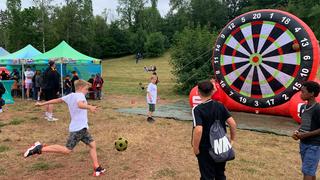 Ein Junge schießt einen Fußball auf eine riesige Dartscheibe. (Foto: UNSERDING)