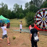 Ein Junge schießt einen Fußball auf eine riesige Dartscheibe. (Foto: UNSERDING)