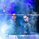 Zwei DJs auf der Bühne. (Foto: Dirk Guldner)