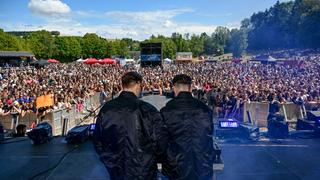 Zwei DJs auf der Bühne. (Foto: Dirk Guldner)