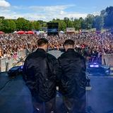 Zwei DJs auf der Bühne. (Foto: Dirk Guldner)