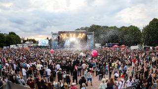 Wincent Weiss auf der Bühne beim SR Ferien Open Air. (Foto: Dirk Guldner)