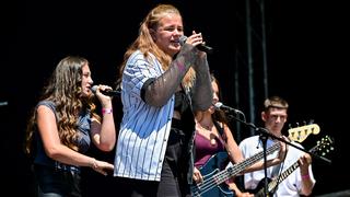 Ein Mädchen singt, dahinter ist eine Band zu sehen (Foto: SR/Dirk Guldner)