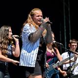 Ein Mädchen singt, dahinter ist eine Band zu sehen (Foto: SR/Dirk Guldner)