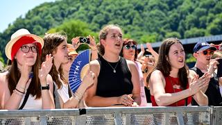 Junge Leute stehen in der ersten Reihe. (Foto: SR/Dirk Guldner)