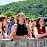 Junge Leute stehen in der ersten Reihe. (Foto: SR/Dirk Guldner)