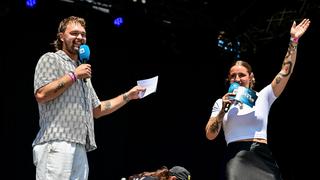 Ein Mann und eine Frau moderieren auf der Bühne (Foto: SR/Dirk Guldner)