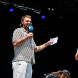 Ein Mann und eine Frau moderieren auf der Bühne (Foto: SR/Dirk Guldner)