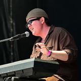 Ein Mann sitzt am Klavier und singt (Foto: SR/Dirk Guldner)