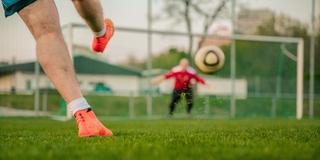 Jemand schießt einen Fußball auf ein Tor (Foto: pixabay.com)