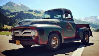 Ein alter Ford F100 steht auf einem Parkplatz in den Bergen.  (Foto: Julia/per WhatsApp reingeschickt)