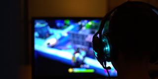 Ein Junge spielt ein Spiel am PC (Foto: pixabay.com)