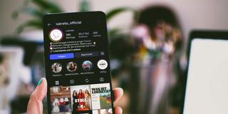 Bildmontage: Der rechtsextreme Instagram-Account „Lukreta“ auf einem Smartphone (Foto: pexels / Lisa from Pexels, SR/Knöbber)