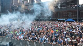 Fans auf dem Scooter-Konzert in der Völklinger Hütte (Foto: SR/Christian Walter)