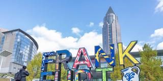 Große bunte Buchstaben "Frankfurt" vor der Skyline der Stadt (Foto: IMAGO / Kessler-Sportfotografie)