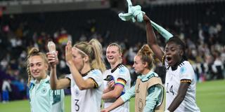 Frauen-Nationlmannschaft nach dem Sieg im Halbfinale (Foto: dpa)