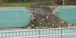 Löcher im Beckenboden des Volksbades Landsweiler-Reden (Foto: SR / Felix Schneider)