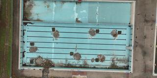 Löcher im Beckenboden des Volksbades Landsweiler-Reden (Foto: SR / Felix Schneider)