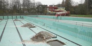 Löcher im Beckenboden des Volksbades Landsweiler-Reden (Foto: SR / Felix Schneider)