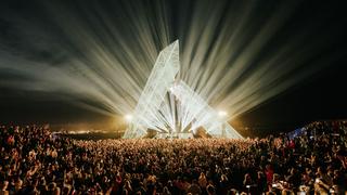 Das Saarpolygon erstrahlt mit vielen Scheinwerfern, davor eine großes Publikum (Foto: MXM Photo)