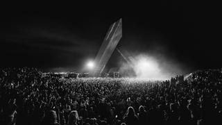 Das Saarpolygon erstrahlt mit vielen Scheinwerfern, davor eine großes Publikum (Foto: MXM Photo)