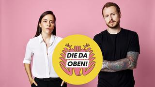 Aline Abboud und Jan Schipmann vom funk-Format "DIE DA OBEN!" vor einer pinknen Wand. (Foto: funk/Maximilian König)