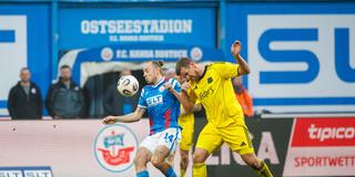 Adrien Lebeau (links/Rostock) gegen Manuel Zeitz (FCS) - im Spiel in Rostock (Foto: IMAGO / Andy Bünning)