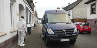 Mitarbeiter der Spurensicherung vor Ort in Oberbexbach. (Foto: SR Fernsehen)