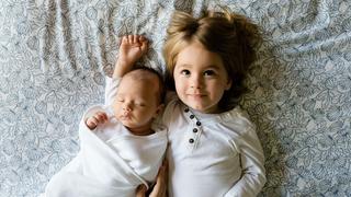 Bruder und Schwester liegen nebeneinander (Foto: pixabay.com)