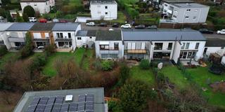 Drohnenaufnahme des Eschbergs. Blick auf Häuser mit den gesperrten Balkonen. (Foto: SR)