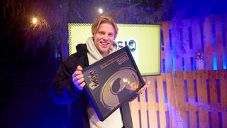 Ennio hält den New Music Award 2022 in den Händen! (Foto: Elena Kaufmann)