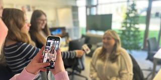Eine Frau wird von einem drei Mädchen interviewt (Foto: UNSERDING)
